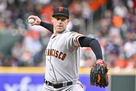 Dominant DeSclafani blanks Astros, SF Giants snap losing streak at four